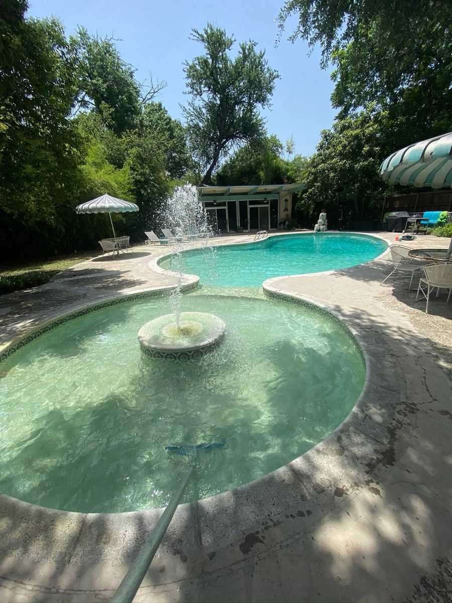 Hourglass fountain pool with brush in the water