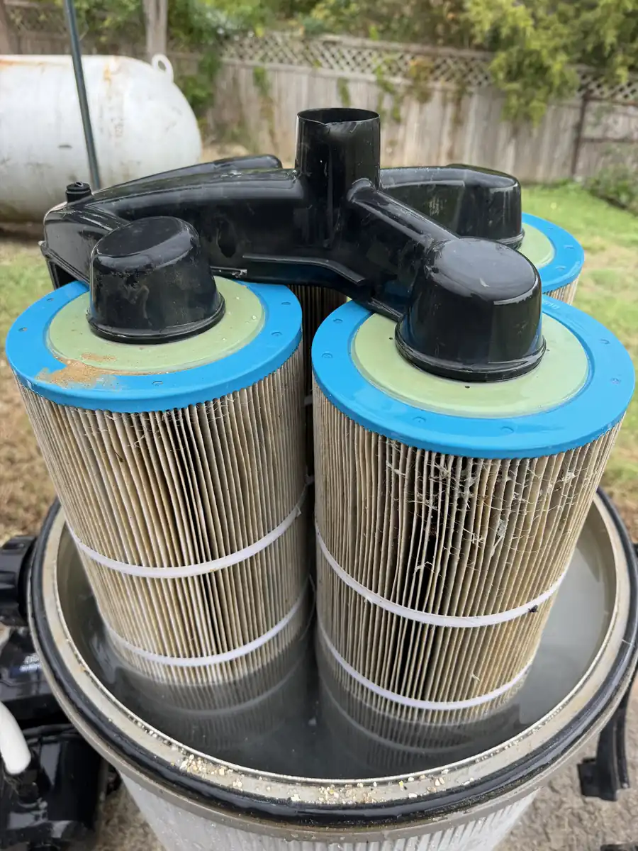 Fresh cartridge elements going into the filter
